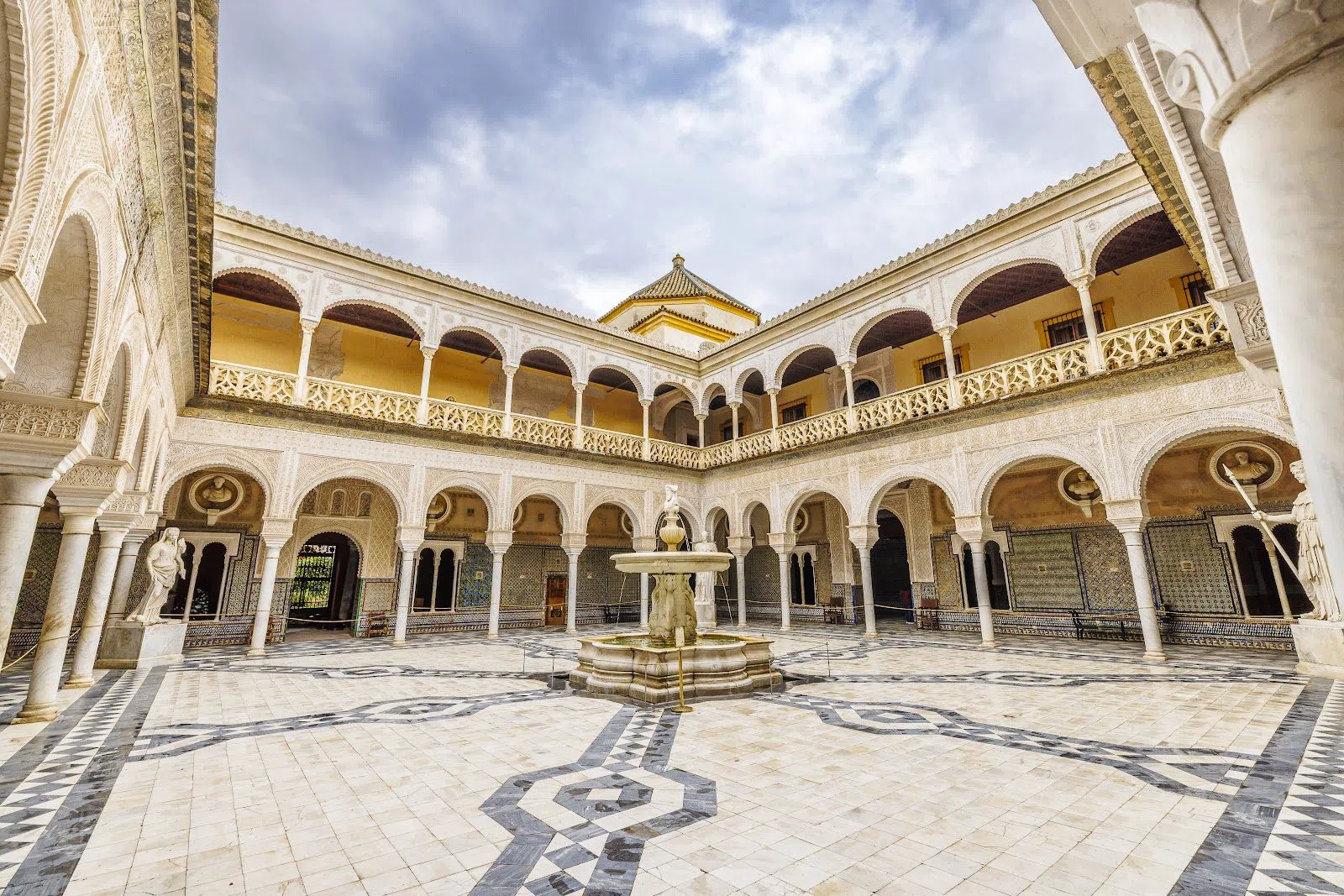 Tras las Puertas Pesadas: Los Patios Secretos de Sevilla, Oasis de Sombra y Agua